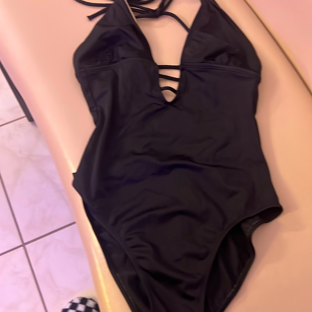 Black 1 piece bathing suit🤗